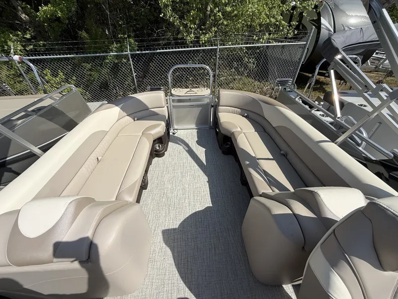 Slide: The Image of Avalon LSZ 25 QUAD LOUNGER-TRITOON 200HP 2026 - 3