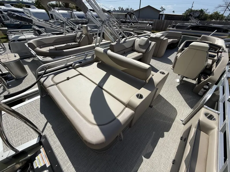 Slide: The Image of Avalon LSZ 25 VERSA REAR BENCH TRITOON 200HP 2026 - 4