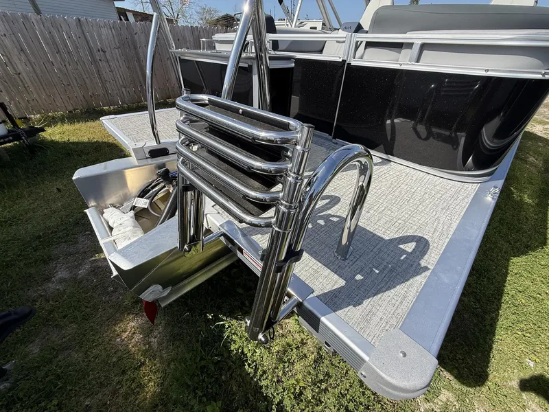 Slide: The Image of Avalon LSZ 23 QUAD LOUNGER-TRITOON 200HP 2026 - 3