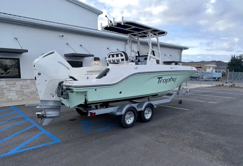 Slide: The Image of Bayliner Trophy 22CC 2026 - 3