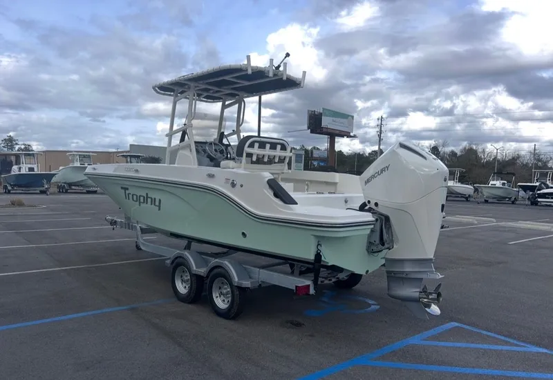 Slide: The Image of Bayliner Trophy 22CC 2026 - 6