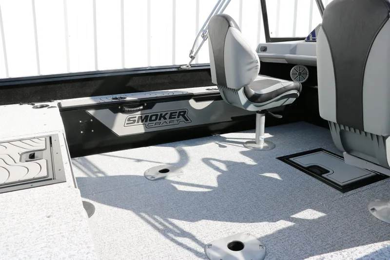 Slide: The Image of Smoker Craft Adventurer 178 DC 2025 - 15