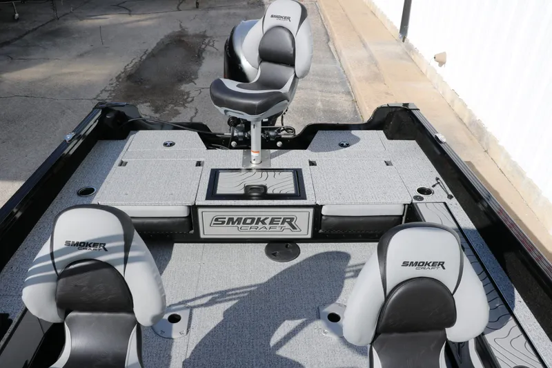 Slide: The Image of Smoker Craft Adventurer 178 DC 2025 - 20