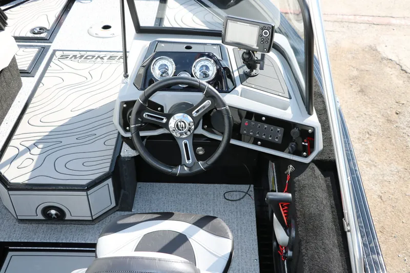 Slide: The Image of Smoker Craft Adventurer 178 DC 2025 - 24