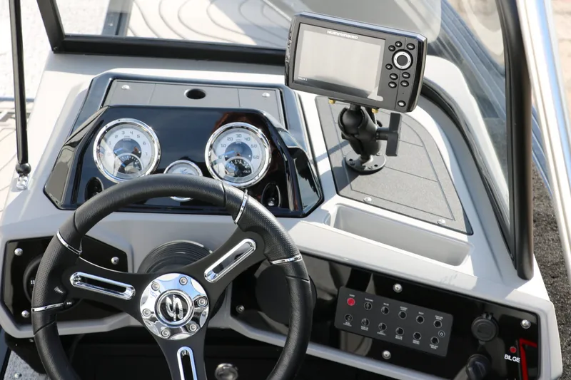 Slide: The Image of Smoker Craft Adventurer 178 DC 2025 - 25