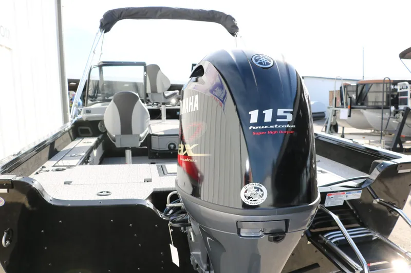 Slide: The Image of Smoker Craft Adventurer 178 DC 2025 - 5