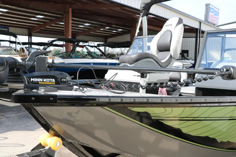 Slide: The Image of Smoker Craft Adventurer 178 DC 2025 - 8