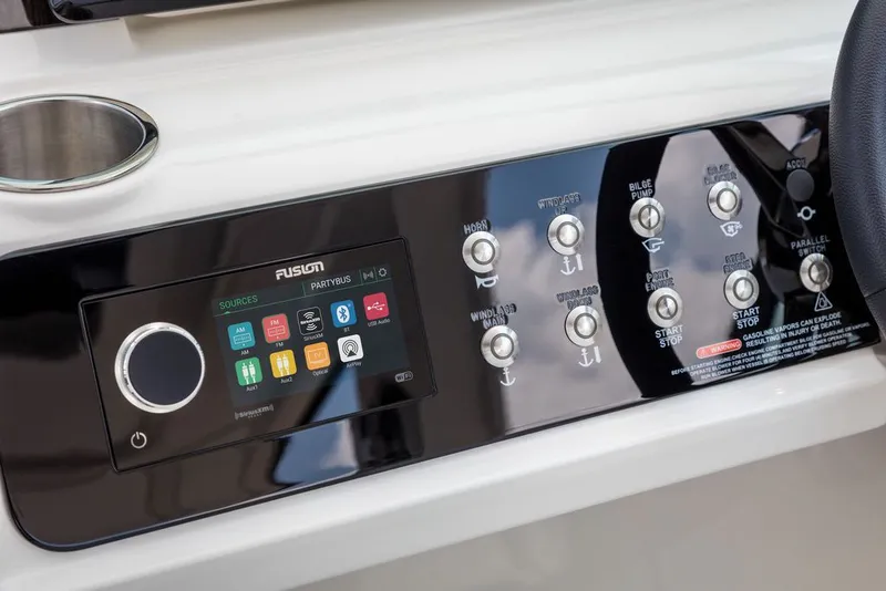 Slide: The Image of Sea Ray SLX 310 2026 - 9