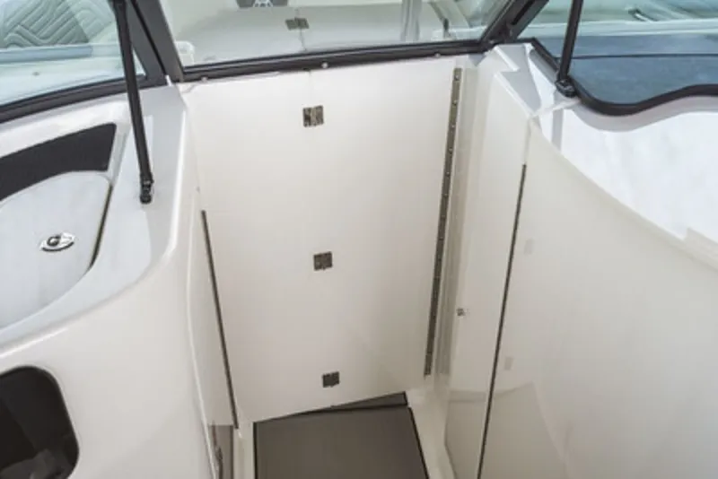 Slide: The Image of Sea Ray 230 SDS 2026 - 11