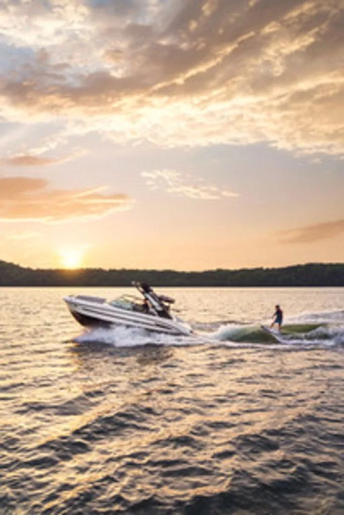 Slide: The Image of Sea Ray 230 SDS 2026 - 18