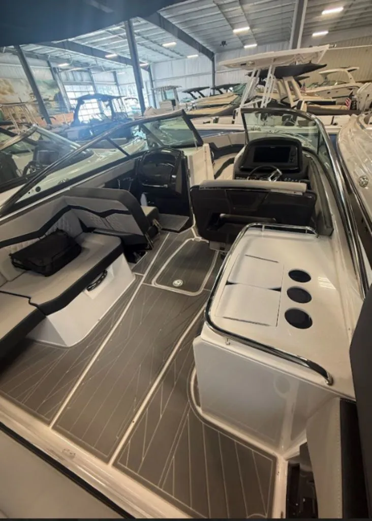 Slide: The Image of Monterey 298SS Super Sport 2025 - 17