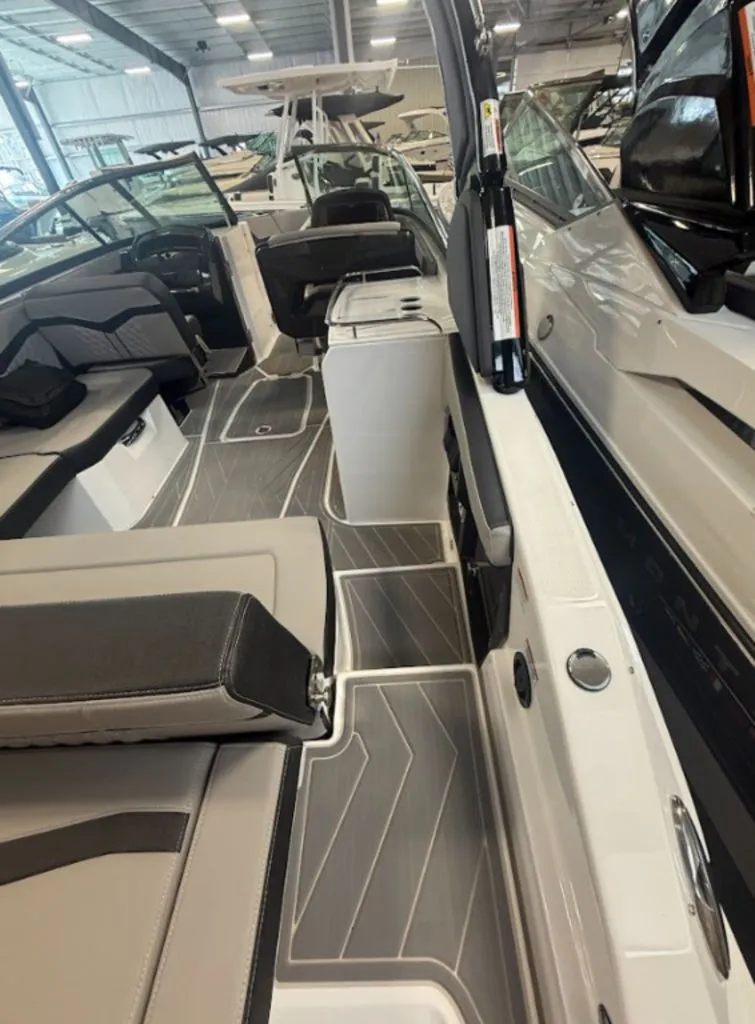 Slide: The Image of Monterey 298SS Super Sport 2025 - 18