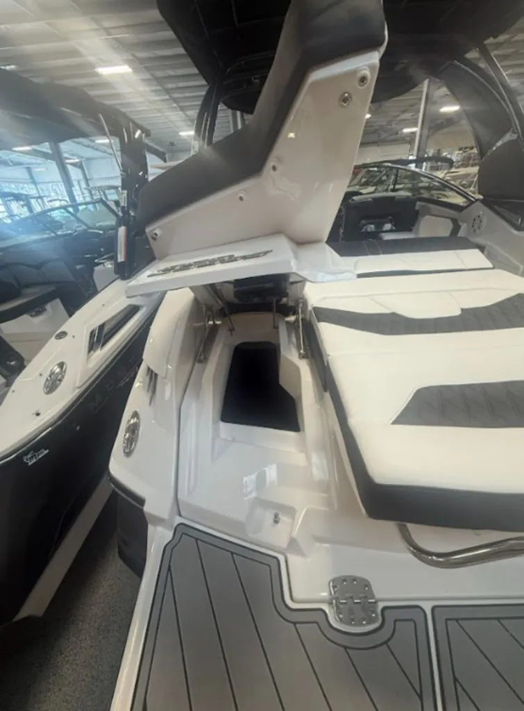 Slide: The Image of Monterey 298SS Super Sport 2025 - 23