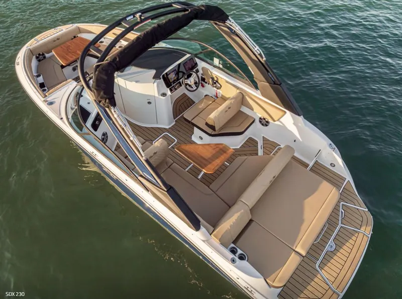 Slide: The Image of Sea Ray 230 SDX 2026 - 5