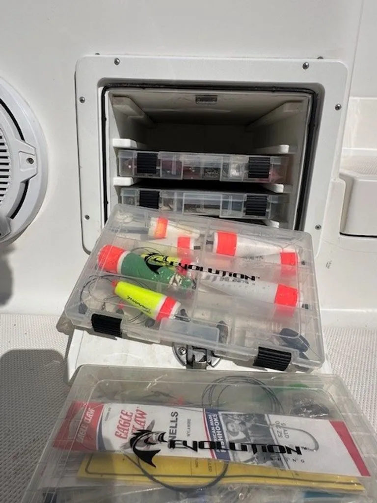 Slide: The Image of Fishing gear on a 2005 Luhrs 33 Convertible boat. - 17