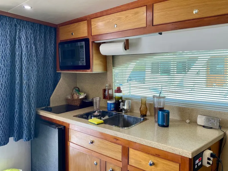 Slide: The Image of Luhrs 33 Convertible 2005 - 25