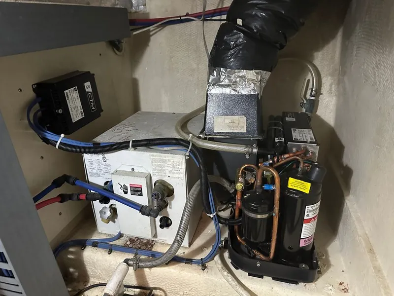 Slide: The Image of Luhrs 33 Convertible 2005 - 48