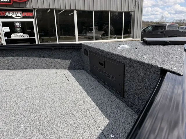 Slide: The Image of Lund 1800 Explorer Sport 2026 - 10