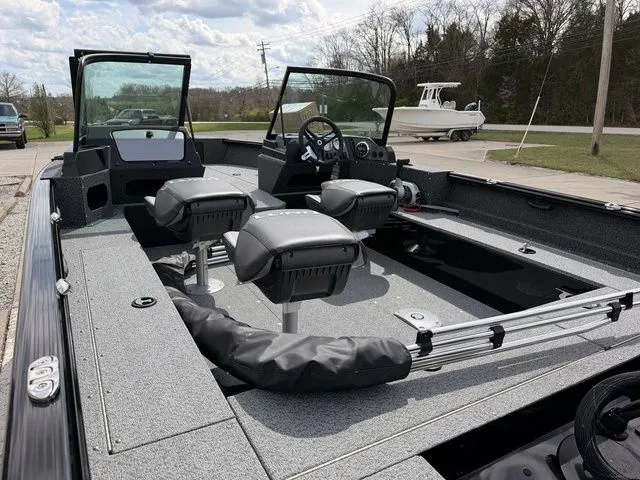 Slide: The Image of Lund 1800 Explorer Sport 2026 - 13