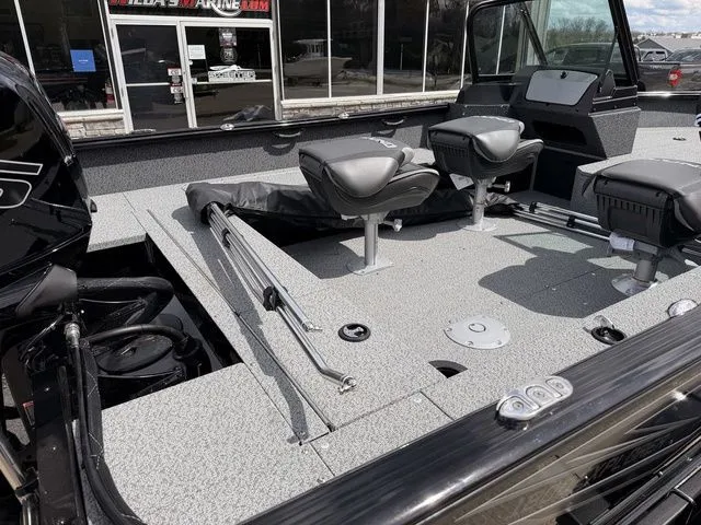 Slide: The Image of Lund 1800 Explorer Sport 2026 - 5