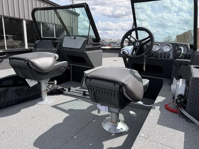 Slide: The Image of Lund 1800 Explorer Sport 2026 - 6