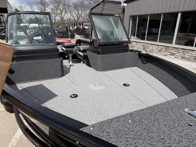 Slide: The Image of Lund 1800 Explorer Sport 2026 - 9