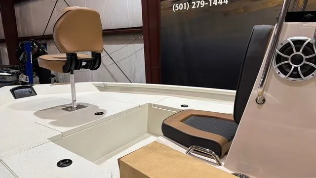 Slide: The Image of Xpress Hyper-Lift Bay H20B W/Yamaha 115 SHO 2026 - 11