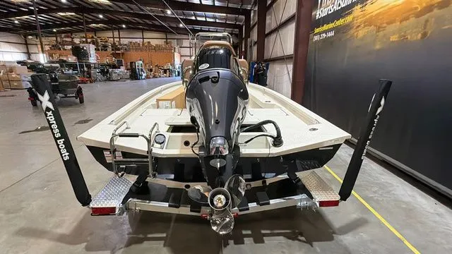 Slide: The Image of Xpress Hyper-Lift Bay H20B W/Yamaha 115 SHO 2026 - 4