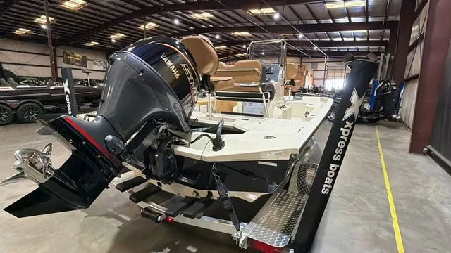 Slide: The Image of Xpress Hyper-Lift Bay H20B W/Yamaha 115 SHO 2026 - 5