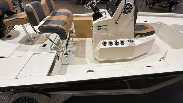 Slide: The Image of Xpress Hyper-Lift Bay H20B W/Yamaha 115 SHO 2026 - 6