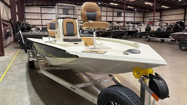 Slide: The Image of Xpress Hyper-Lift Bay H20B W/Yamaha 115 SHO 2026 - 7