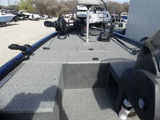 Slide: The Image of Tracker Pro 170 2022 - 15