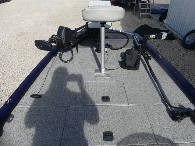 Slide: The Image of Tracker Pro 170 2022 - 16