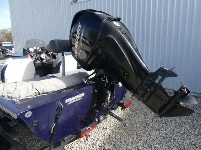 Slide: The Image of Tracker Pro 170 2022 - 4