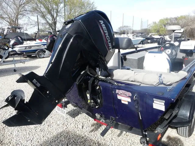 Slide: The Image of Tracker Pro 170 2022 - 6