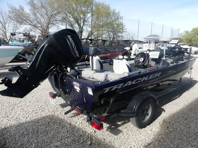 Slide: The Image of Tracker Pro 170 2022 - 7