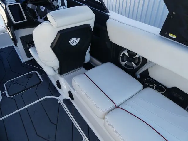 Slide: The Image of Malibu Wakesetter 24 MXZ 2020 - 17