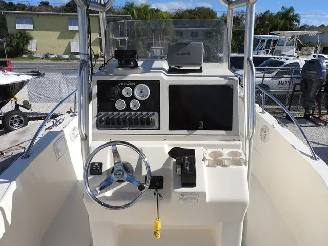 Slide: The Image of Key West 2300C Blue Water 2005 - 5