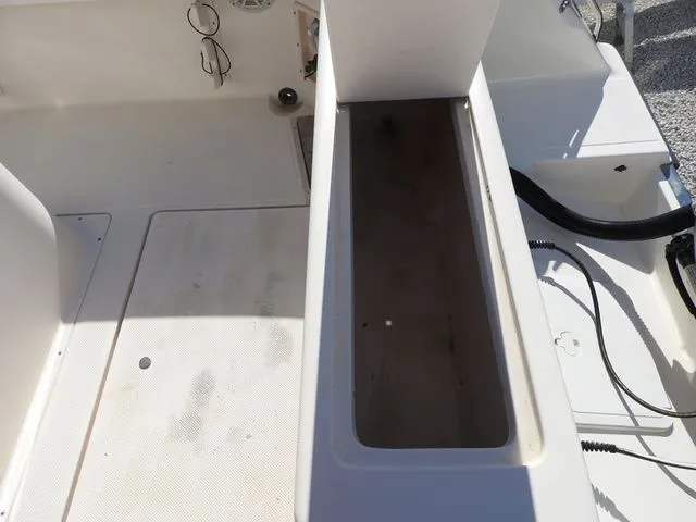 Slide: The Image of Key West 2300C Blue Water 2005 - 8