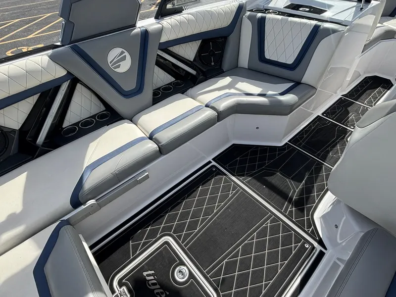 Slide: The Image of Tigé 23ZX 2020 - 23