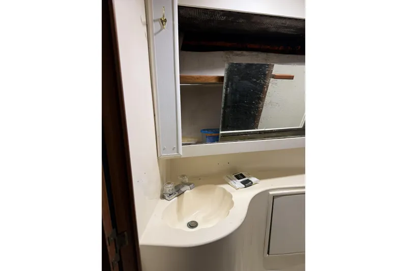 Slide: The Image of Ocean 44 Starboard Head - 25