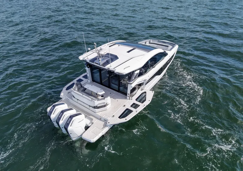 Slide: The Image of Galeon 435 GTO 2026 - 18