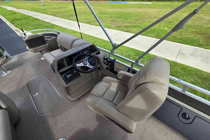 Slide: The Image of 2026 Sun Tracker Sportfish 24 XP3 boat interior with steering console and seating. - 94