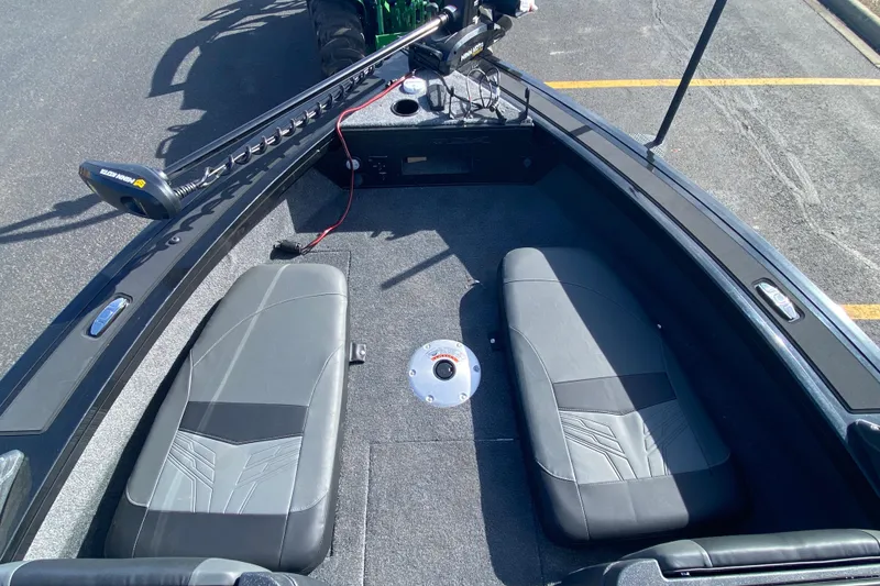 Slide: The Image of 2026 Tracker Targa V-19 Combo boat interior with seating and fishing equipment. - 74