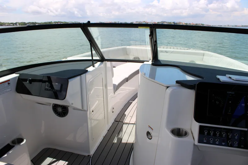 Slide: The Image of Sea Ray SDX 270 Outboard 2026 - 30
