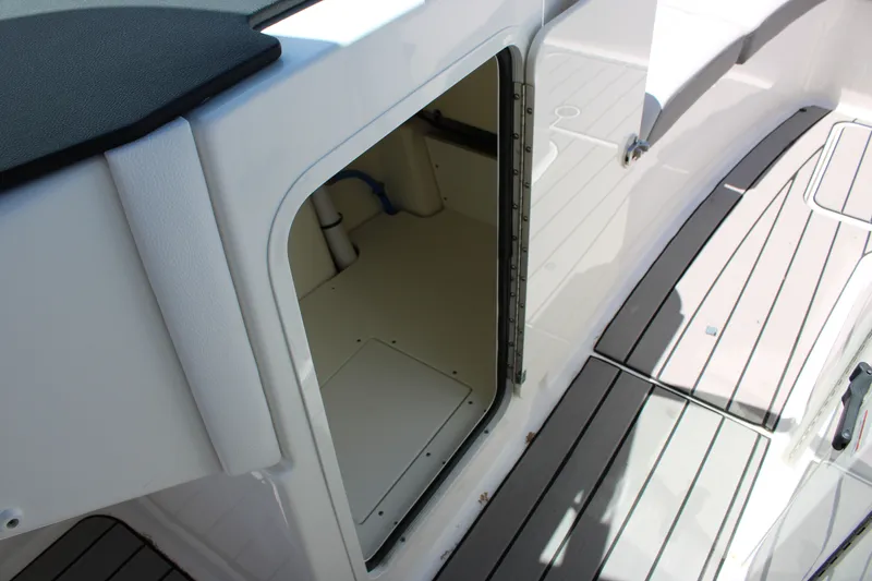 Slide: The Image of Sea Ray SDX 270 Outboard 2026 - 39