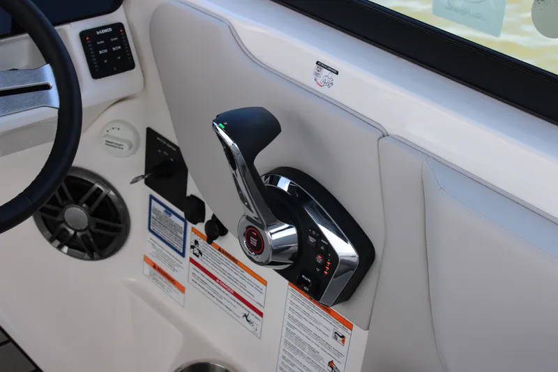 Slide: The Image of Sea Ray SDX 270 Outboard 2026 - 32