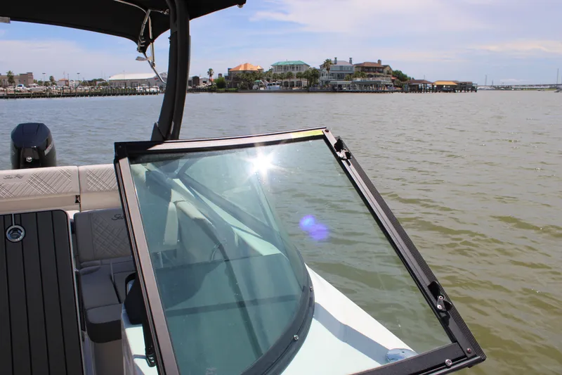 Slide: The Image of Sea Ray SDX 270 Outboard 2026 - 21