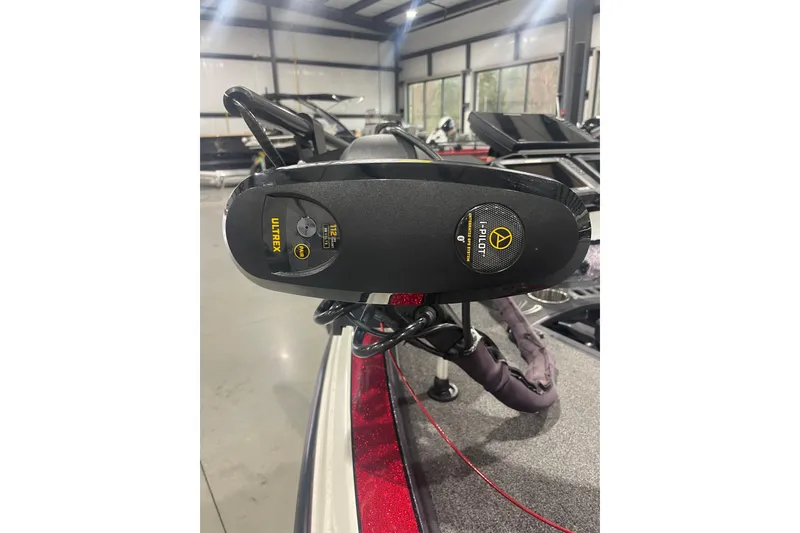 Slide: The Image of 2018 Ranger Z521L boat with Ultrex trolling motor in a showroom. - 16