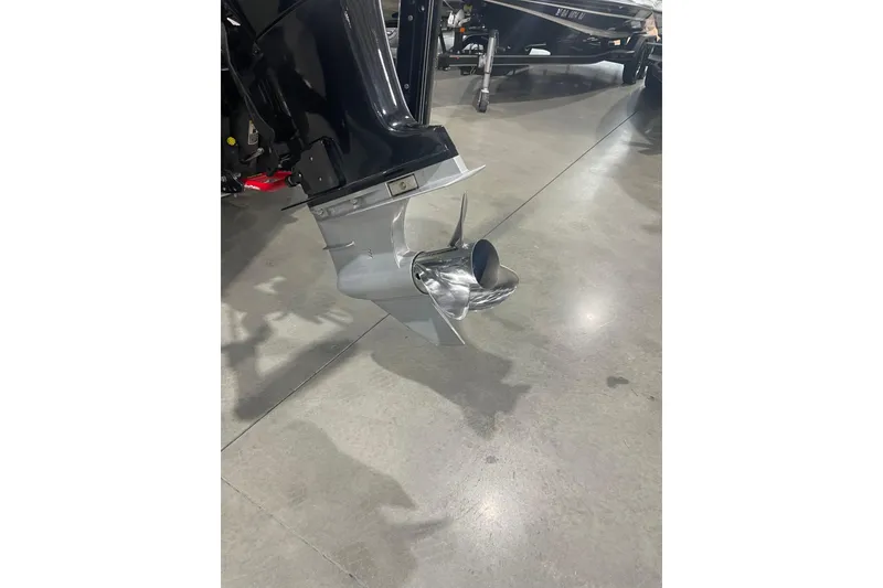Slide: The Image of 2018 Ranger Z521L boat motor and propeller on display in showroom. - 9